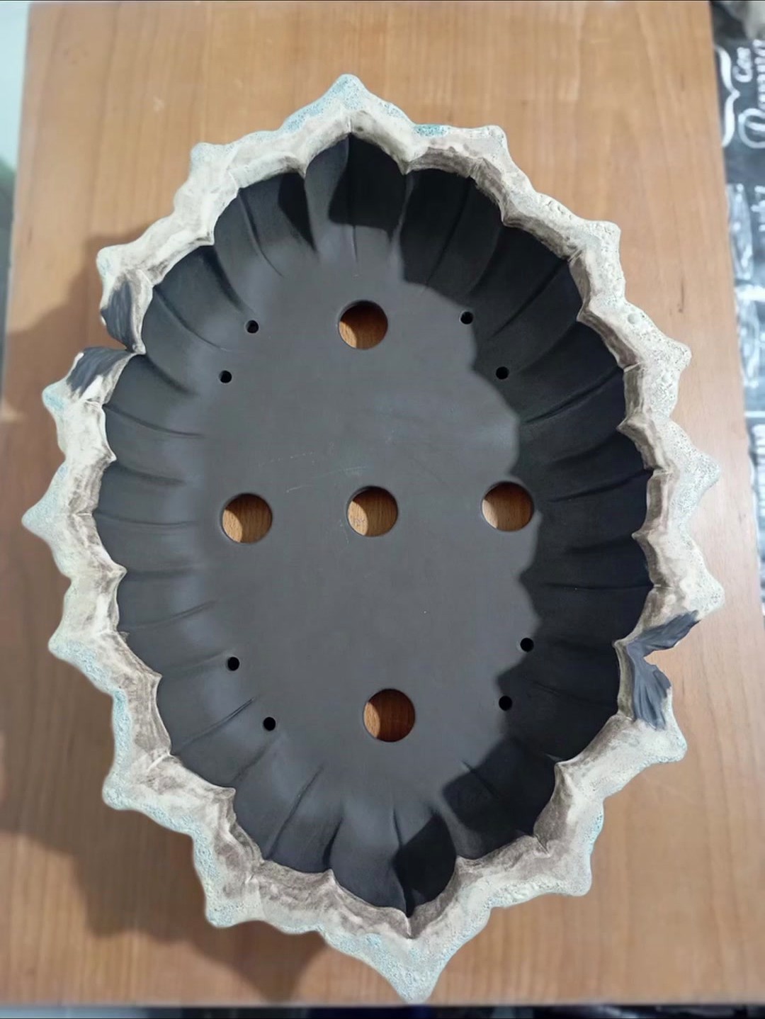 Vaso de borda rasgada à mão, com esmalte de cinzas